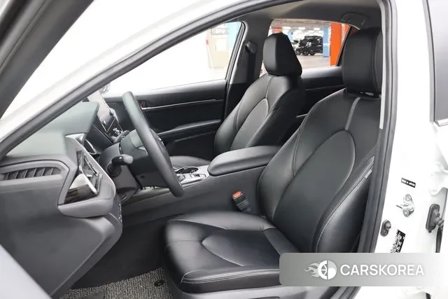 Toyota Camry (XV70) 2023 Белый из Кореи, фото 2