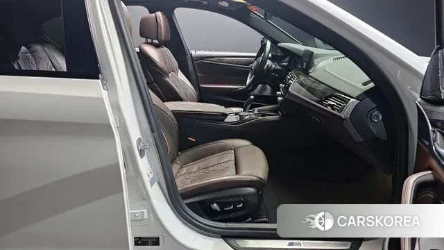 BMW 5 Series (G30) 2018 Белый из Кореи, фото 2