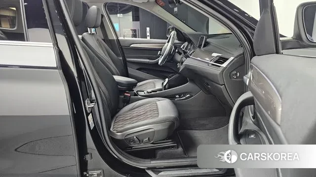 BMW X1 (F48) 2021 Черный из Кореи, фото 2