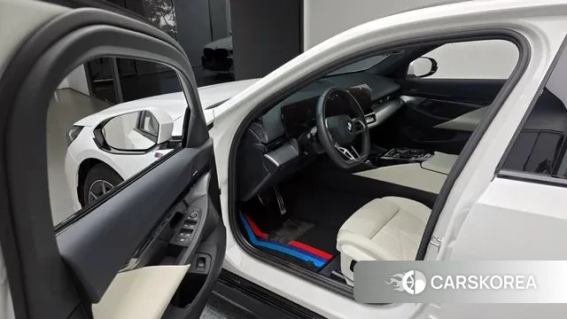 BMW 5 Series (G60) 2024 Белый из Кореи, фото 2