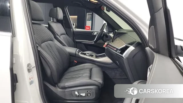 BMW X7 (G07) 2023 Белый из Кореи, фото 2