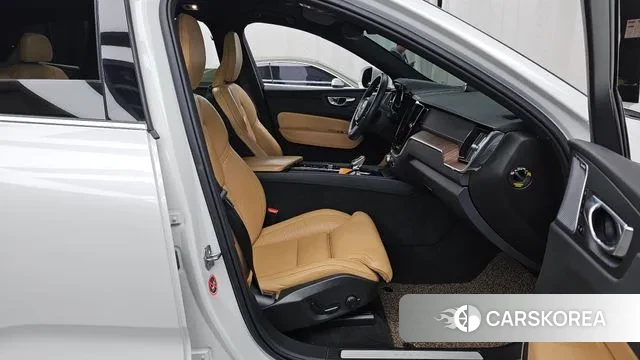 Volvo XC60 second Generation 2021 Белый из Кореи, фото 2