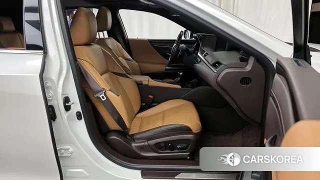 Lexus ES300h 7th generation 2020 Белый из Кореи, фото 2