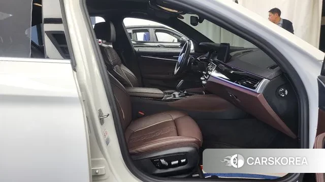 BMW 5 Series (G30) 2022 Белый из Кореи, фото 2