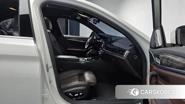 BMW 5 Series (G30) 2018 Белый из Кореи, фото 2