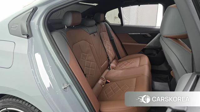 BMW 5 Series (G60) 2025 Светло-серебряный цвет из Кореи, фото 2