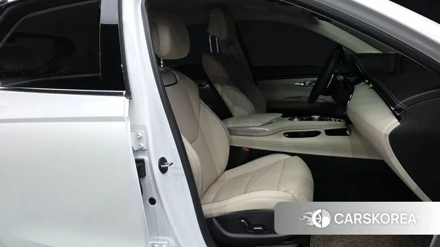 Genesis GV70 2023 Белый из Кореи, фото 2