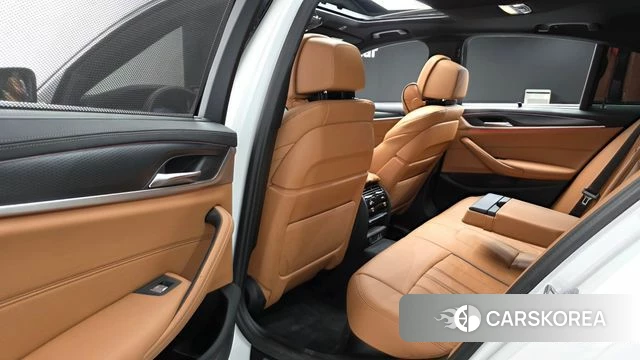 BMW 5 Series (G30) 2023 Белый из Кореи, фото 2