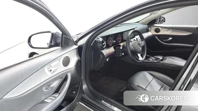 Mercedes-Benz E-Class W213 2018 Серый из Кореи, фото 2