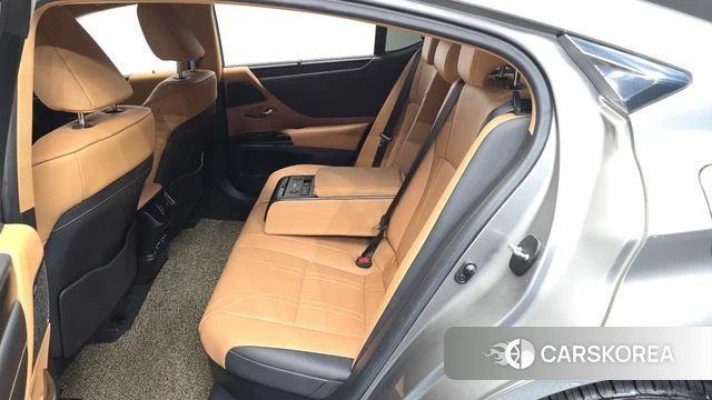 Lexus ES300h 7th generation 2023 Серебристо-серый из Кореи, фото 2