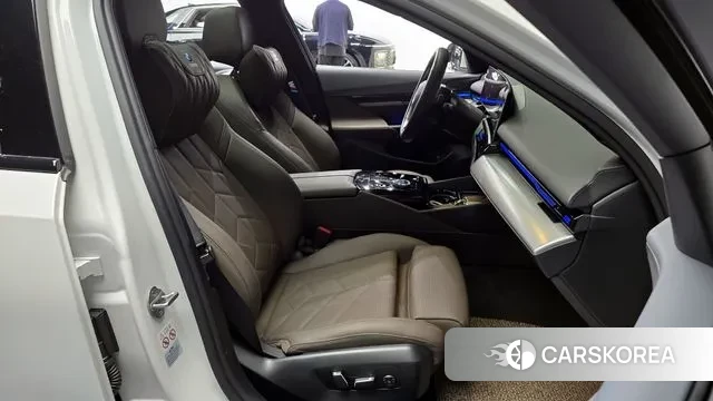 BMW 5 Series (G60) 2023 Белый из Кореи, фото 2