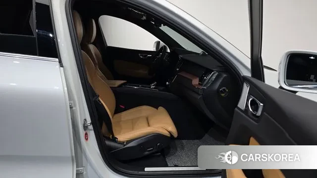 Volvo XC60 second Generation 2024 Белый из Кореи, фото 2