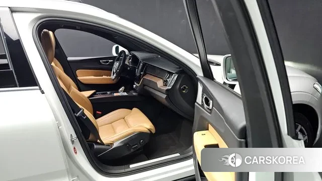 Volvo XC60 second Generation 2021 Белый из Кореи, фото 2