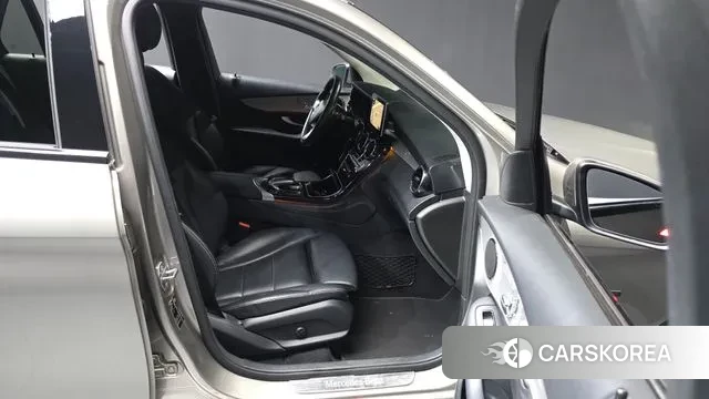 Mercedes-Benz GLC-Class X253 2019 Песочный из Кореи, фото 2