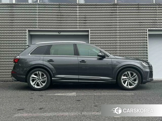 Audi Q7 2021 Темно-серый из Китая, фото 2