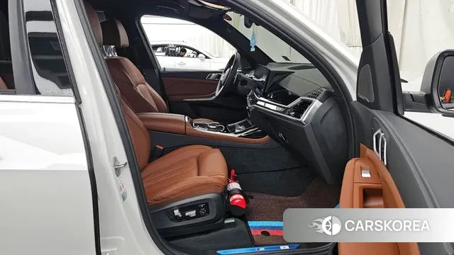 BMW X7 (G07) 2023 Белый из Кореи, фото 2