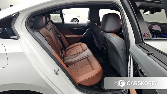 BMW 5 Series (G60) 2025 Белый из Кореи, фото 2