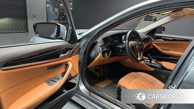 BMW 5 Series (G30) 2018 Серебряный из Кореи, фото 2