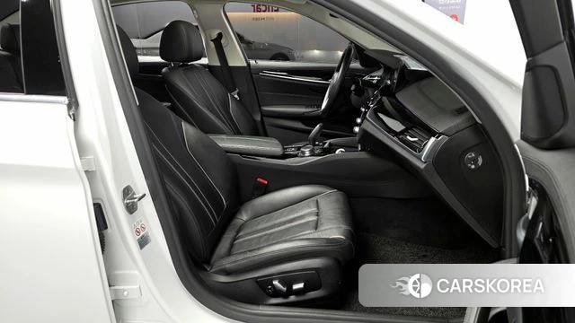 BMW 5 Series (G30) 2019 Белый из Кореи, фото 2