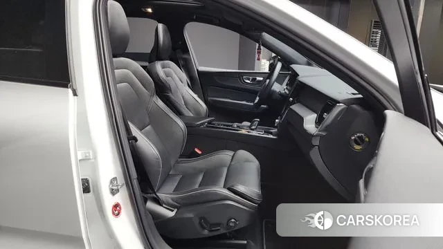 Volvo XC60 second Generation 2021 Белый из Кореи, фото 2