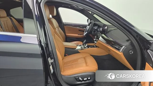 BMW 5 Series (G30) 2021 Черный из Кореи, фото 2