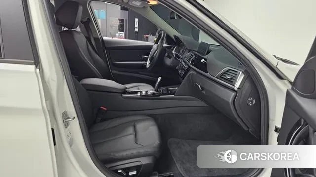 BMW 3 Series (F30) 2018 Белый из Кореи, фото 2