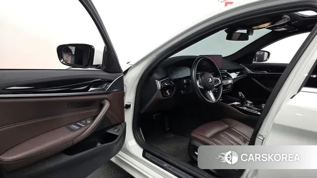 BMW 5 Series (G30) 2021 Белый из Кореи, фото 2