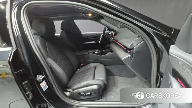 BMW 5 Series (G60) 2023 Черный из Кореи, фото 2