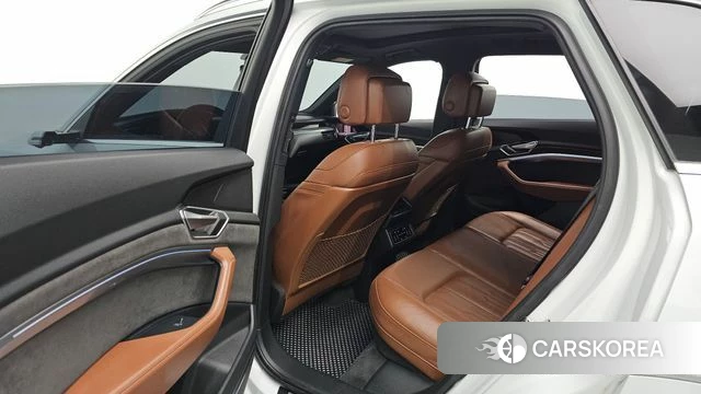 Audi e-Tron 2021 Белый из Кореи, фото 2