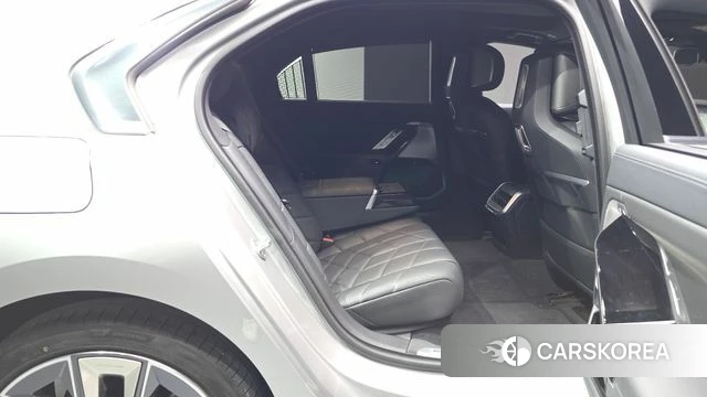 BMW 7 Series (G70) 2024 Серебряный из Кореи, фото 2