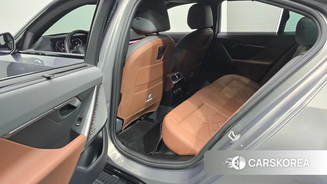 BMW 5 Series (G60) 2025 Серый из Кореи, фото 2