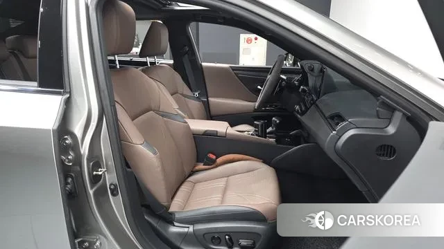 Lexus ES300h 7th generation 2023 Песочный из Кореи, фото 2