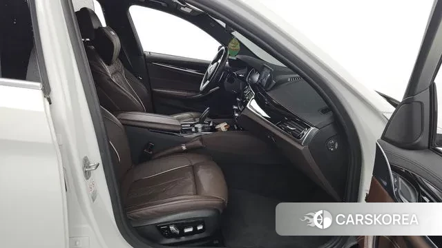 BMW 5 Series (G30) 2018 Белый из Кореи, фото 2