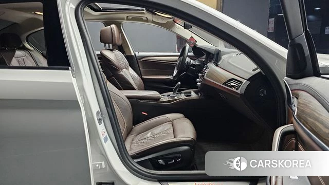 BMW 5 Series (G30) 2019 Белый из Кореи, фото 2