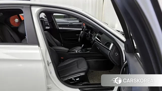 BMW 3 Series (F30) 2018 Белый из Кореи, фото 2