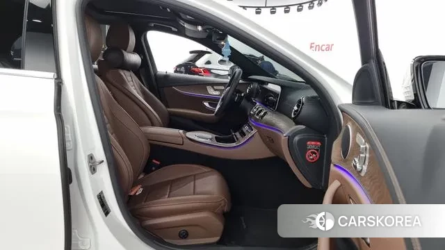 Mercedes-Benz E-Class W213 2023 Белый из Кореи, фото 2