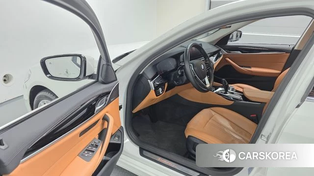 BMW 5 Series (G30) 2020 Белый из Кореи, фото 2