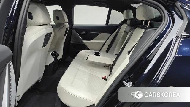 BMW 5 Series (G60) 2025 Черный из Кореи, фото 2