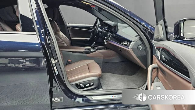 BMW 5 Series (G30) 2023 Черный из Кореи, фото 2