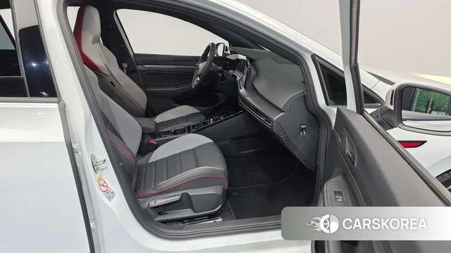 Volkswagen Golf 8th Generation 2024 Белый из Кореи, фото 2