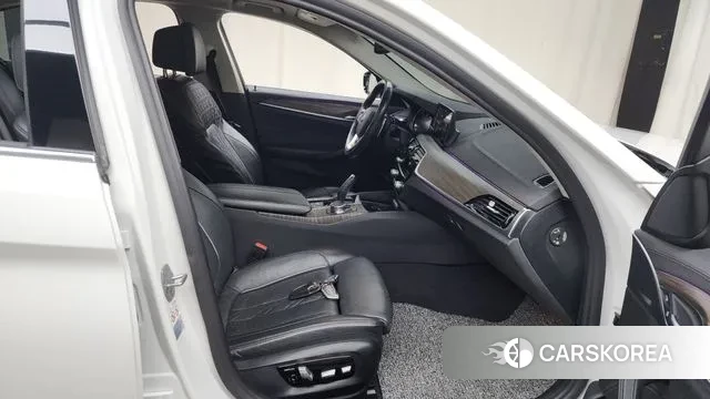 BMW 5 Series (G30) 2018 Белый из Кореи, фото 2