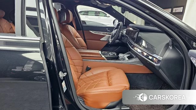 BMW 7 Series (G70) 2023 Черный из Кореи, фото 2