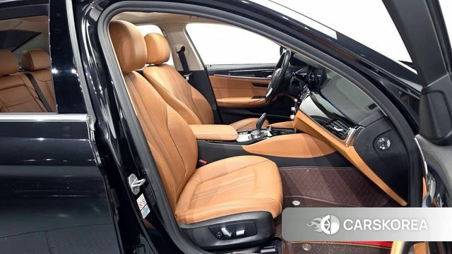 BMW 5 Series (G30) 2018 Черный из Кореи, фото 2