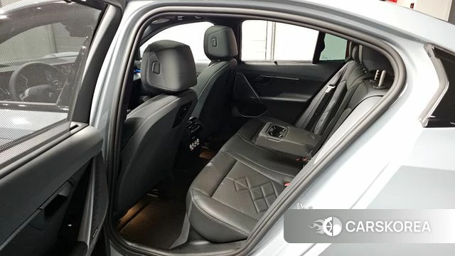 BMW 5 Series (G60) 2025 Серебристо-серый из Кореи, фото 2