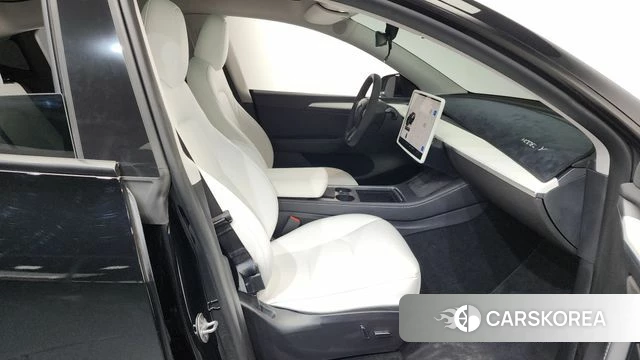 Tesla Model Y 2023 Черный из Кореи, фото 2