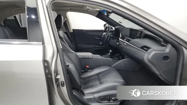 Lexus ES300h 7th generation 2021 Серебряный из Кореи, фото 2