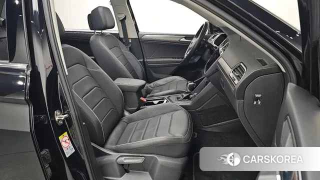 Volkswagen Tiguan Allspace 2023 Черный из Кореи, фото 2