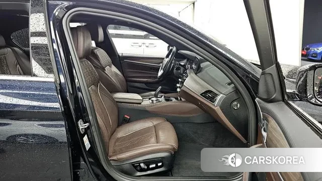 BMW 5 Series (G30) 2018 Черный из Кореи, фото 2