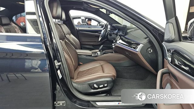 BMW 5 Series (G30) 2022 Черный из Кореи, фото 2