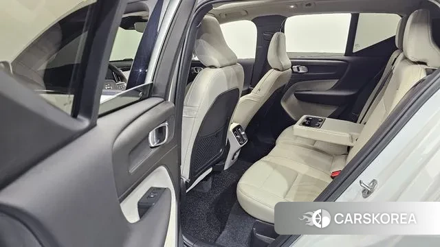 Volvo XC40 2023 Белый из Кореи, фото 2